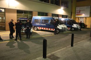 Dos immigrants detinguts per agredir tres mossos a Salt durant el transcurs d'una identificació 