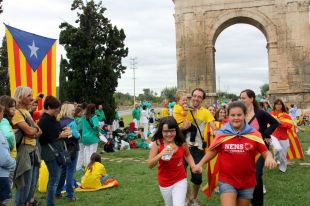 Estelades i samarretes grogues dibuixen el traçat de la Via Catalana
