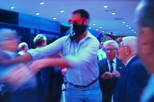 VÍDEO: Un grup d'extrema dreta assalta la delegació de la Generalitat a Madrid