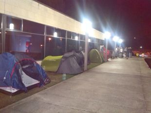 Acampada davant de l'Hospital de Blanes contra les retallades en sanitat