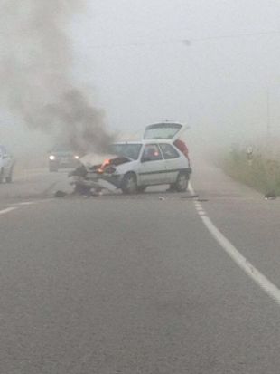 S'incendia un cotxe després de topar amb un camió a l'N-II
