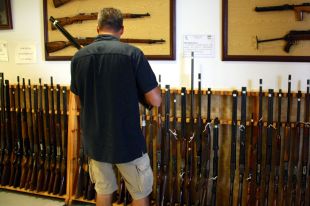 La Guàrdia Civil de Girona ven 55 armes de les 407 que s'han posat a subhasta aquest any