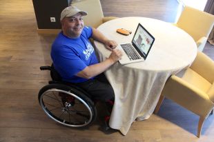 Un blogger en cadira de rodes promociona la Costa Brava i el Pirineu de Girona