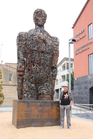 Un 'koúros' de sis metres convida a endinsar-se en l'obra de Manuel Solà