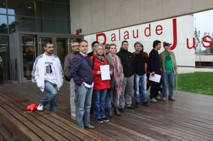 Cinc sindicats intenten aturar el desallotjament del bloc ocupat de Salt