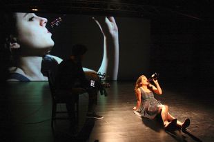 'JULIA' uneix cinema i teatre per narrar una guerra de sexes i classes socials