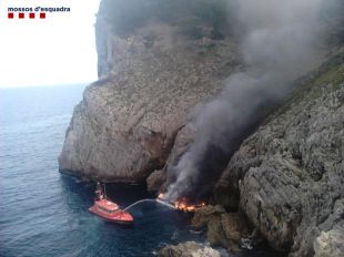 S'incendia una embarcació entre Cala Montgó i Cala Ferriola a l'Escala