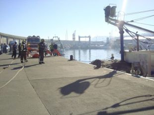 Protecció Civil executa un simulacre d'incendi en una barca de pesca al port de l'Escala 