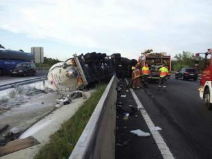 Un camió carregat de calç bolca a l'AP-7 i deixa el conductor ferit de gravetat