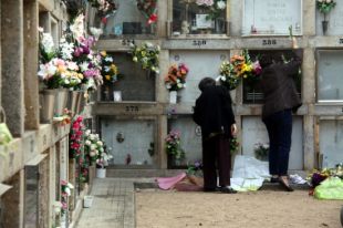 Milers de ciutadans omplen els cementiris catalans 