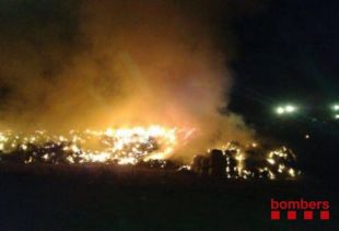 Un incendi crema un talús de brossa a l'abocador de Pedret i Marzà