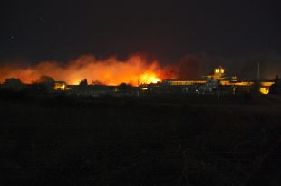 El foc de Vilopriu obliga a desallotjar un centenar de persones