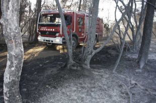 Trenta mitjans aeris continuen remullant l'incendi del Baix Empordà