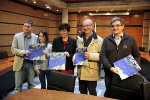 Roses ret homenatge a Jordi Velasco il·lustrant amb les seves fotografies aèries el Calendari 2014