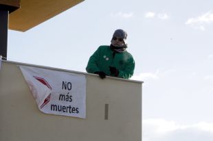 El bloc de Salt viu amb 'calma tensa' el possible desallotjament imminent