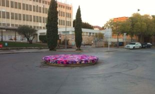 Denuncien el robatori d'un tapís que cobria la rotonda de l''Aspirina' de Banyoles