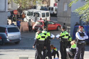 Ampli desplegament policial al barri gitano de Figueres per evitar més actes de revenja
