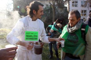 Jutjat per enganxar un adhesiu contra els desnonaments al vidre d'una entitat financera