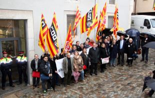 Concentració a la Diputació de Girona contra la reforma de les administracions locals