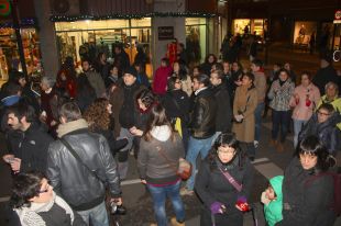 Desenes de persones es concentren davant la seu del PP a Girona