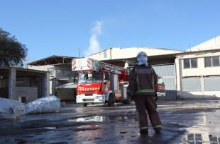 Extingit l'incendi d'una fàbrica en desús de Blanes 