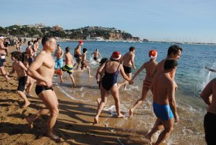 Uns 250 banyistes donen la benvinguda a l'any nou