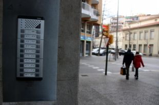 Nou de cada deu comunitats de veïns arrosseguen deutes a Girona