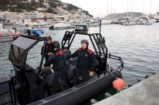 Un helicòpter detecta l'ultralleuger desaparegut a 16 km de la costa