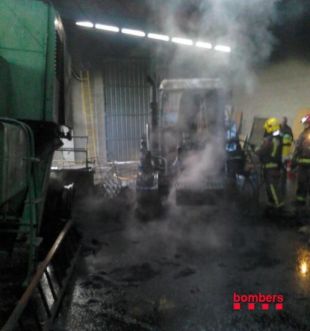 Un incendi crema un tractor i una recol·lectora a Sant Sadurní de l'Heura