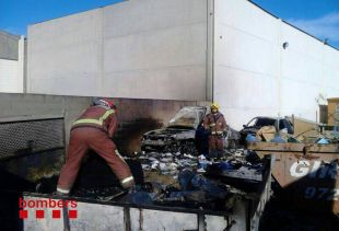 Cremen dos cotxes abandonats i dos remolcs plens de pneumàtics a Vilamalla