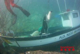 Es manté l'alerta del pla per contaminació al mar pel pesquer enfonsat a les Illes Formigues