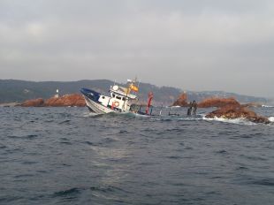 Comença el reflotament del pesquer enfonsat a les Illes Formigues