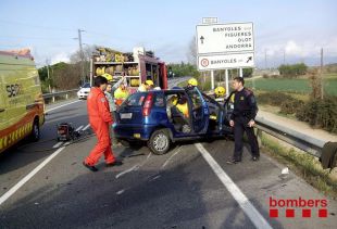 Un ferit greu en un xoc frontal entre dos turismes a la C-66 a Banyoles