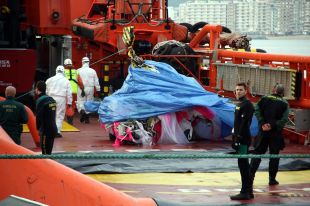 Aconsegueixen reflotar l'ultralleuger accidentat a Cap Norfeu