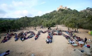 Unes 700 persones caminen contra la MAT a Santa Coloma de Farners