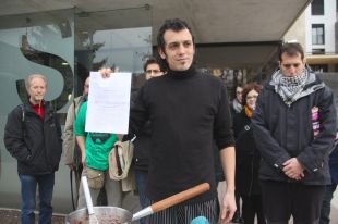 Absolt l'acusat d'enganxar un adhesiu contra els desnonaments en una entitat financera 