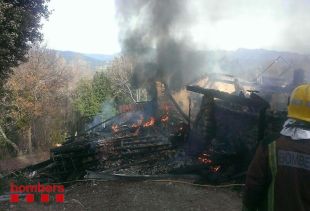 Crema totalment una casa al mig del bosc de Les Planes d'Hostoles