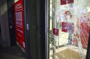 L'acte de suport a Aziz acaba amb quatre policies ferits i un detingut