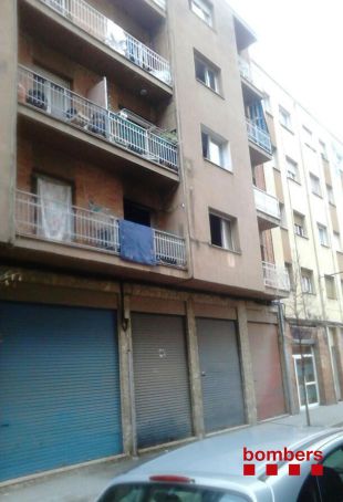 Els desallotjats per l'incendi a Salt encara no poden tornar a casa