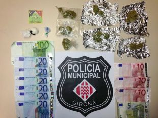 Enxampen en un control de trànsit a Girona dos joves que traficaven amb drogues