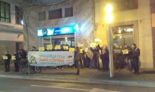 La CUP i IPS es concentren contra les tarifes elèctriques davant la seu d'Endesa a Girona