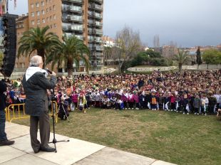 Més de 1.700 escolars a Girona es vesteixen amb els 'fulards per la pau'