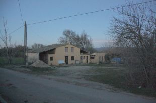 Entren a robar a una masia de Riudellots i només s'emporten fruita i iogurts