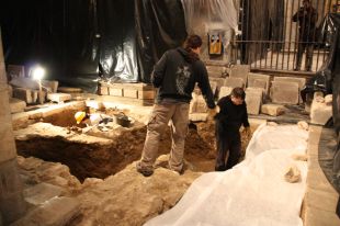 Troben les restes d'una església de tres naus sota el paviment de Sant Feliu de Girona 
