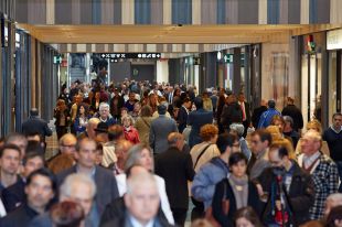 Les vendes a les grans superfícies segueixen caient