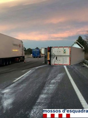Un camioner begut bolca el tràiler a l'AP-7 a l'alçada de Pontós