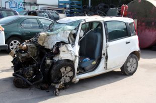 Mor el conductor d'un turisme en col·lidir frontalment contra un camió a Fornells de la Selva 