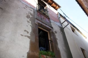Tres intoxicats lleus en l'incendi en una casa de dues plantes a Cistella