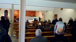 Uns activistes boicotegen una missa a Banyoles per manifestar el seu suport a l'avortament lliure