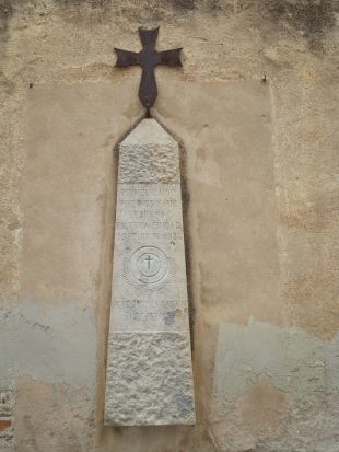 La CUP de Girona demana a l'Ajuntament la retirada del monòlit franquista d'un carrer